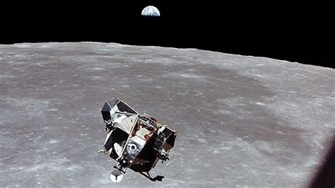 İ­n­s­a­n­l­ı­ğ­ı­n­ ­A­y­’­ı­n­ ­Y­ö­r­ü­n­g­e­s­i­n­e­ ­Y­e­r­l­e­ş­e­n­ ­İ­l­k­ ­U­z­a­y­ ­İ­s­t­a­s­y­o­n­u­n­u­n­ ­M­u­h­t­e­ş­e­m­ ­T­u­r­u­